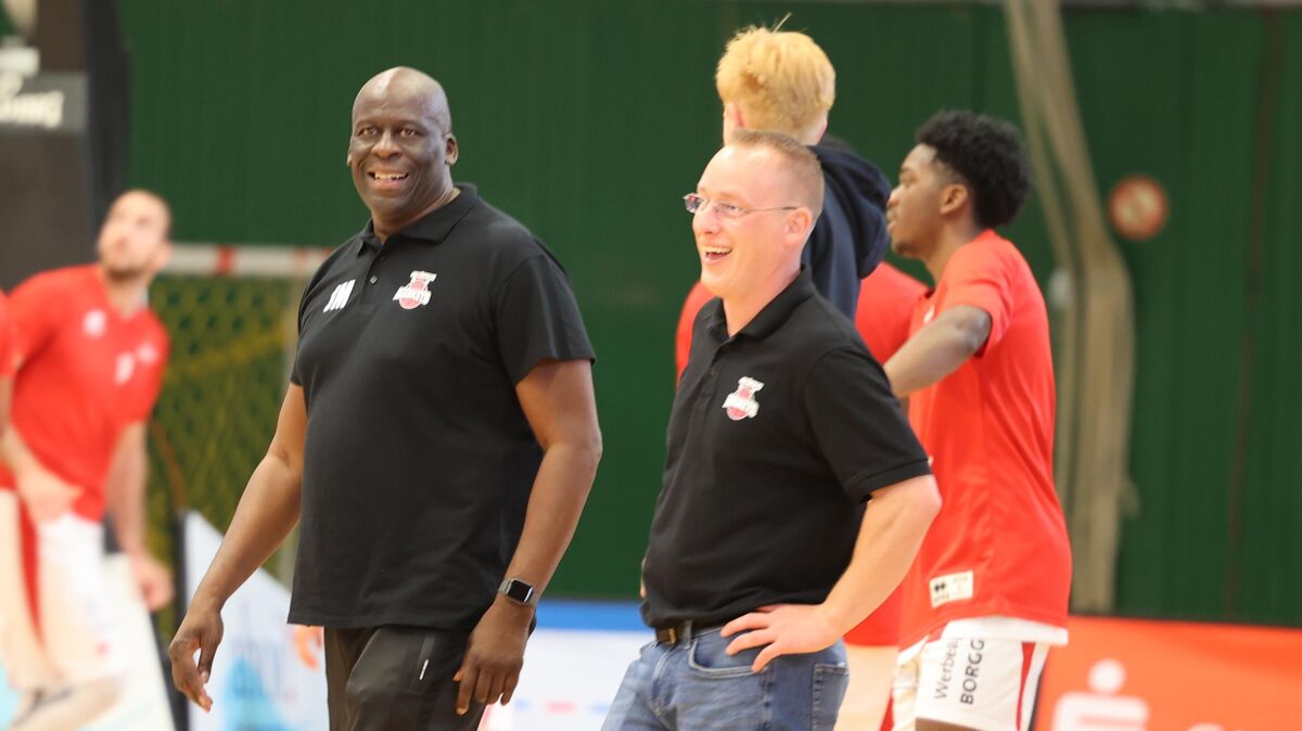 Beim ersten Heimspiel der Cuxhaven Baskets gegen Braunschweig traten Dennis Tiedemann und Joel Moore noch als Trainer-Team auf. Nach dem Rücktritt von Tiedemann hat Moore nun die alleinige Verantwortung. Foto: Lütt 