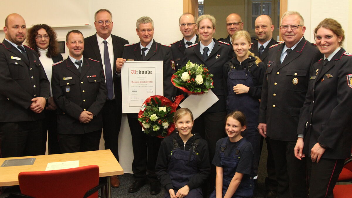 Eine Fusion, die für strahlende Gesichter sorgt, gibt es auch nicht alle Tage. Hier die Geehrten der Feuerwehren aus Stickenbüttel und Duhnen mit Mitgliedern der Verwaltung und Regierungsbrandmeister Thomas Friedhoff (2.v.r.). Foto: Reese-Winne