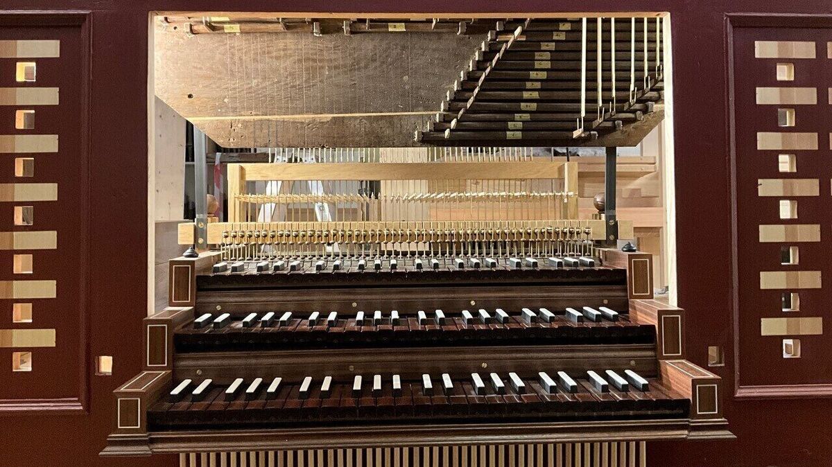 So sieht die Otterndorfer Gloger-Orgel aktuell aus. Das Foto zeigt den Spieltisch mit Brustwerkswellenbrett und montierter Tontraktur. Im Juni soll das Instrument in der Orgelwerkstatt in Leer abgebaut und anschließend in Otterndorf wieder aufgebaut werden. Foto: Ahrend