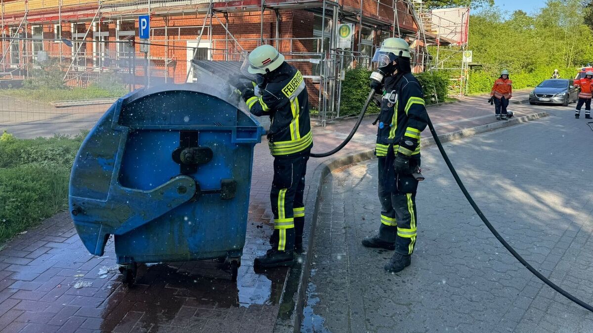 Nach der Leerung löschen die Einsatzkräfte den Container ab. Foto: Lange