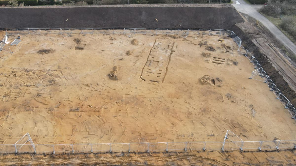 Luftbild der Grabungsfläche mit den archäologischen Befunden. Wo Bodenverfärbungen sind, haben die Mitarbeiter der Archäologischen Denkmalpflege nachgegraben. Anhand der Grabungsschnitte ist das 26 m lange Haus aus der Römischen Kaiserzeit gut erkennbar. Foto: Landschaftsarchitekt Lüder Hoppe