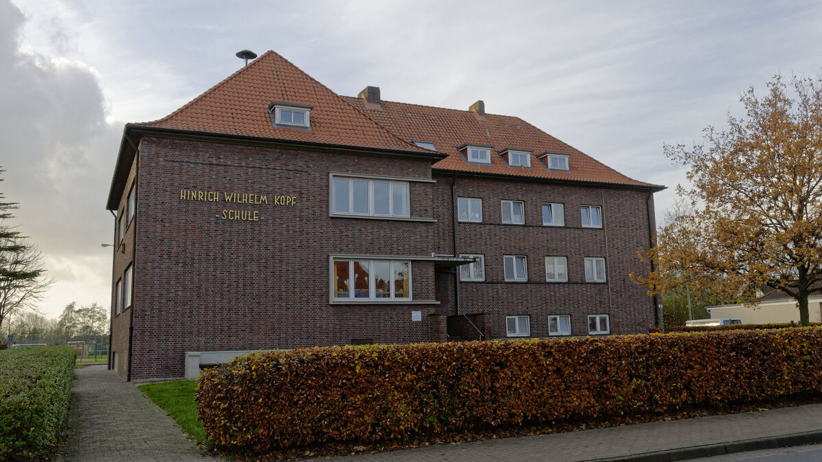 Die Grundschule Neuenkirchen soll geschlossen werden. Über einen entsprechenden Vorschlag der Verwaltung sollen der Schul- und Sportausschuss, der Bauausschuss und der Samtgemeindeausschuss beraten und der Samtgemeinderat im Juni entscheiden. Foto: RaBoe/Wikipedia