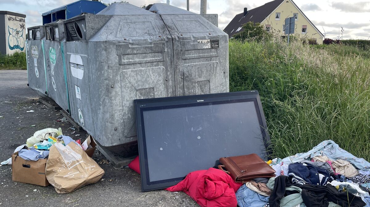 Trotz fast täglicher Einsätze der Stadtreinigung sieht der Platz am Alten Weg häufig so aus, Kleidungsstücke und Plastikteile fliegen herum. Foto: Reese-Winne