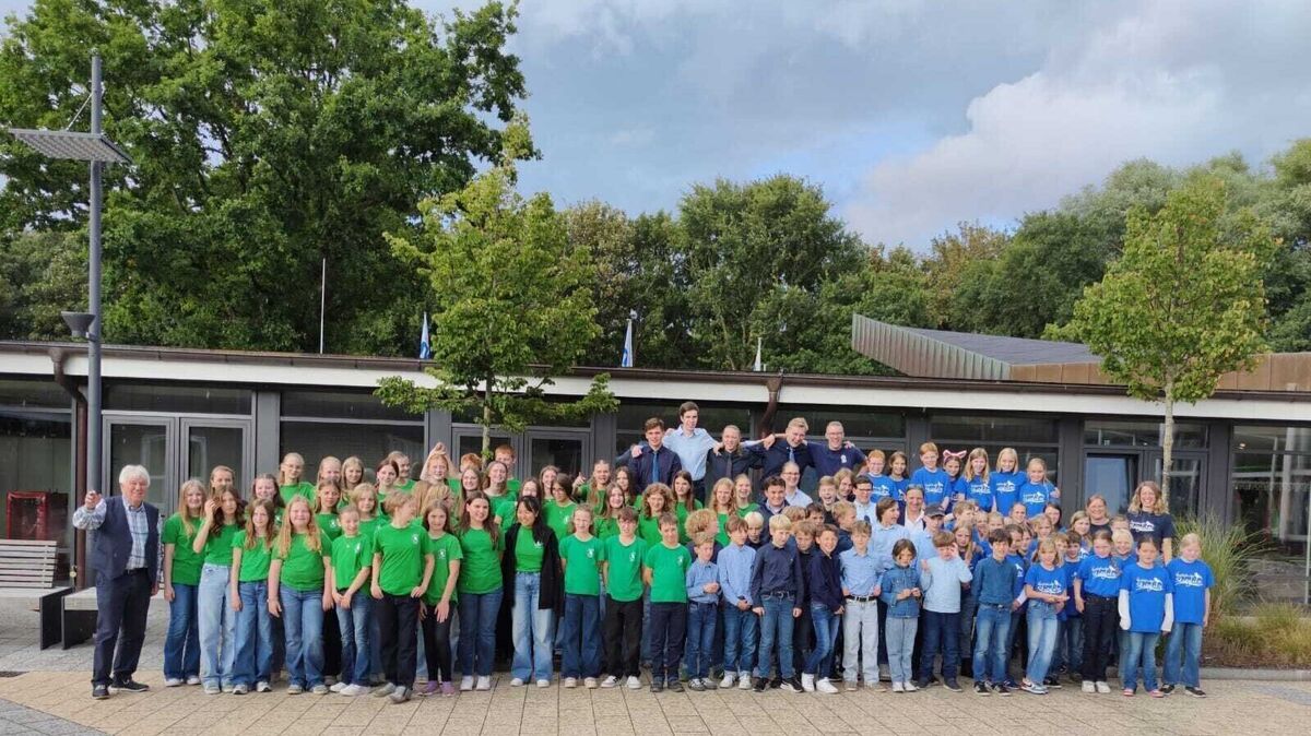 „Familienfoto“: Rolf Zuckowski (l.) und die jungen Talente der „Elbtour 2025" vereint für ein unvergessliches musikalisches Erlebnis in Cuxhaven-Döse. Foto: Kasparek