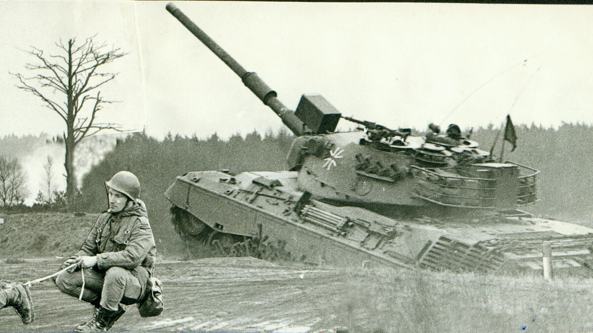 Übungsbetrieb auf dem Truppenübungsplatz: Erst ab 2004 wurde die Fläche (hier eine Fotomontage) für die Öffentlichkeit wieder freigegeben. Foto: Wendt
