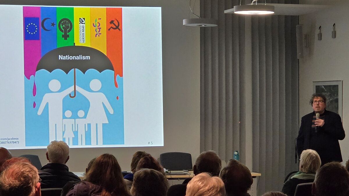 Rechtsradikalismus beschränke sich keineswegs nur auf das Thema Integration. Die Palette der Feindbilder sei breit: Europa, Islam, Feminismus, Liberalismus, LGTBQI+, Kommunismus, erläuterte Dr. Bartek Pytlas. Foto: Brettschneider