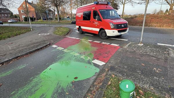 Grüne Lackfarbe auf Fahrbahn in Otterndorf: Feuerwehr im Einsatz