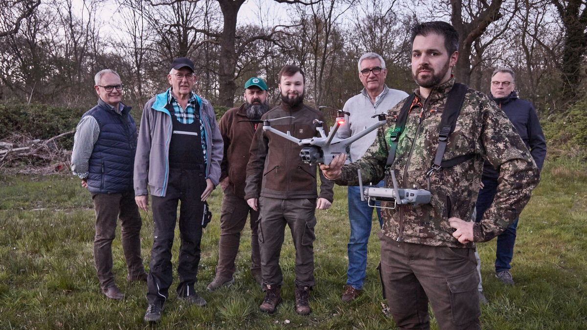 Technisch und organisatorisch auf einem neuen Level:  Der Vorsitzende Marc Lühr der neuen Drohne und mit Mitgliedern des inzwischen eingetragenen Vereins "Wildtierrettung Hegering 8".