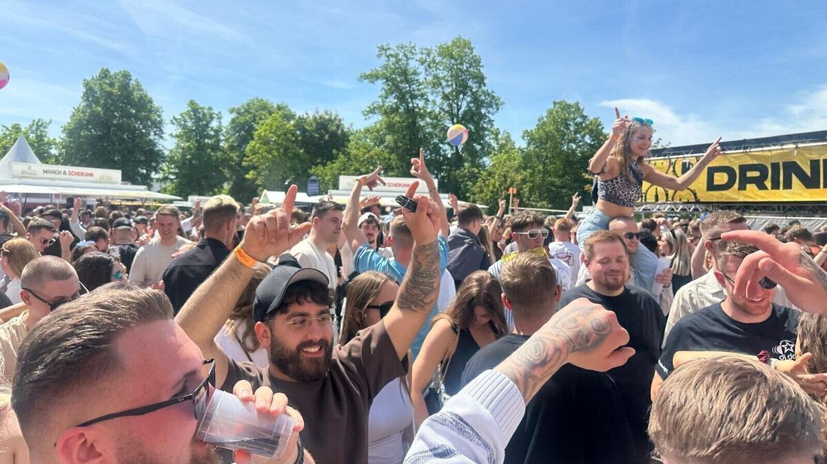 Vor der Bühne in Steinau wurde am Pfingstsonntag schon am Mittag dicht gedrängt gefeiert. Foto: Francke
