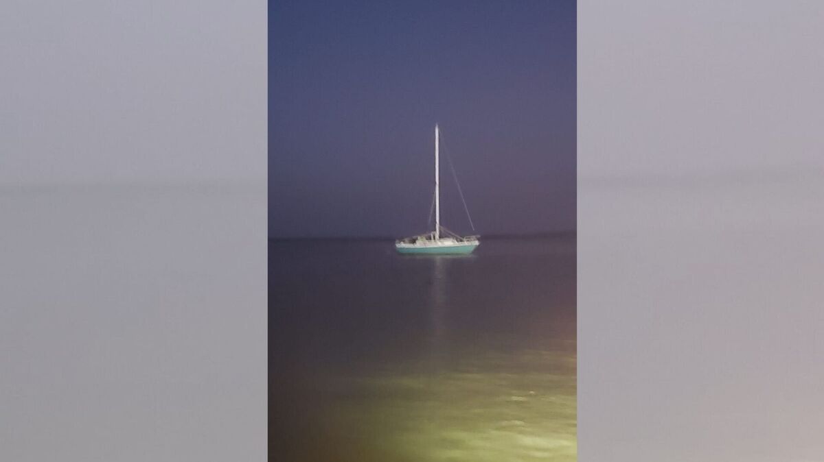 Die Feuerwehr Neuhaus setzte erneut ihr Rettungsboot zu Wasser und fuhr zu dem Segelboot auf der Oste, das inzwischen zwischen dem Sperrwerk und der Ostemündung auf einer Sandbank festgefahren war. Foto: Feuerwehr