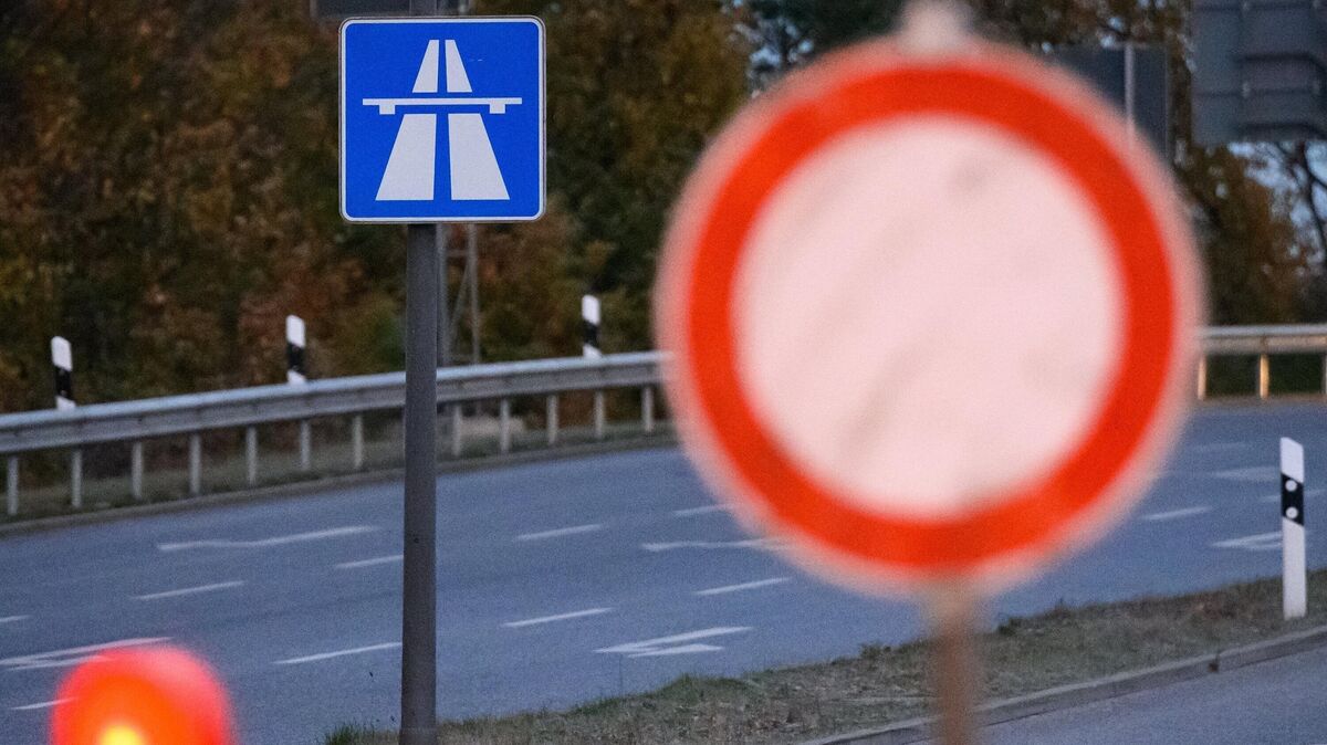 Ein Autobrand sorgte auf der A27 zwischen Neuenwalde und Nordholz für eine Sperrung in Richtung Cuxhaven. Foto: Walzberg/dpa