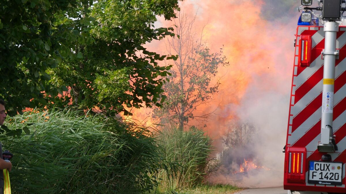 Hohe Flammen und dichter Rauch bei einem Großbrand im Hemmoorer Stadtteil Basbeck: Einsatzkräfte mussten unter großer Hitze über längere Zeit löschen. Hochsommerliche Temperaturen stellen Feuerwehrleute dabei vor besondere Herausforderungen. Foto: Lange