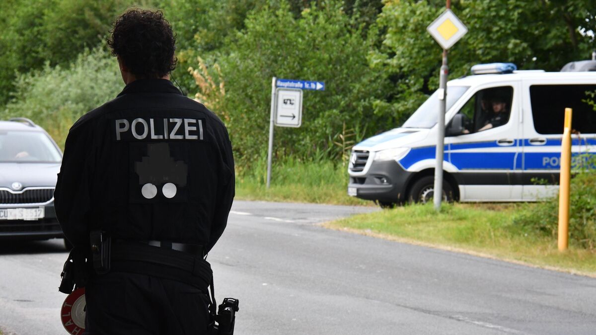 An den Ortseingängen erfolgen intensive Kontrollen. Aber selbst an "Schleichwegen" sind Einsatzkräfte der Polizei im Einsatz. Foto: Schröder