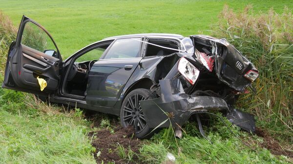 Unfall auf der B73 in Wingst: Auto landet im Graben - Bundesstraße gesperrt