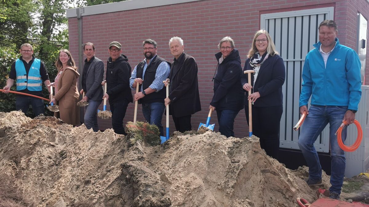 Waren beim offiziellen Spatenstich für den Ausbau des Glasfaserausbaus in Cadenberge dabei (von links): Valentin Ertus (Deutsche Glasfaser), Maike Schilling (Samtgemeinde), Frank Thielebeule (Samtgemeindebürgermeister), Wolfgang Hess (Ortsbürgermeister Cadenberge), Andreas Meyer (stellv. Bürgermeister Osten), Detlef Horeis (Ortsbürgermeister Oberndorf), Dagmar Diers (Ortsbürgermeisterin Neuenkirchen), Mareike Jungclaus (Samtgemeinde) und Andreas Hüring (Projektleiter, Deutsche Glasfaser). Foto: Fiola