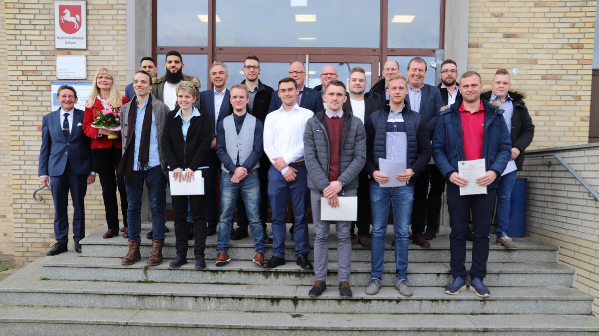 Das obligatorische Foto der erfolgreichen Absolventinnen und Absolventen zum Semesterschluss hat Tradition. Und so stellten sich auch die Absolventin und die Absolventen des Wintersemesters 2019/20 mit Vertretern der Lehrerschaft der Seefahrtschule Cuxhaven zum Gruppenfoto. Foto: Witthohn