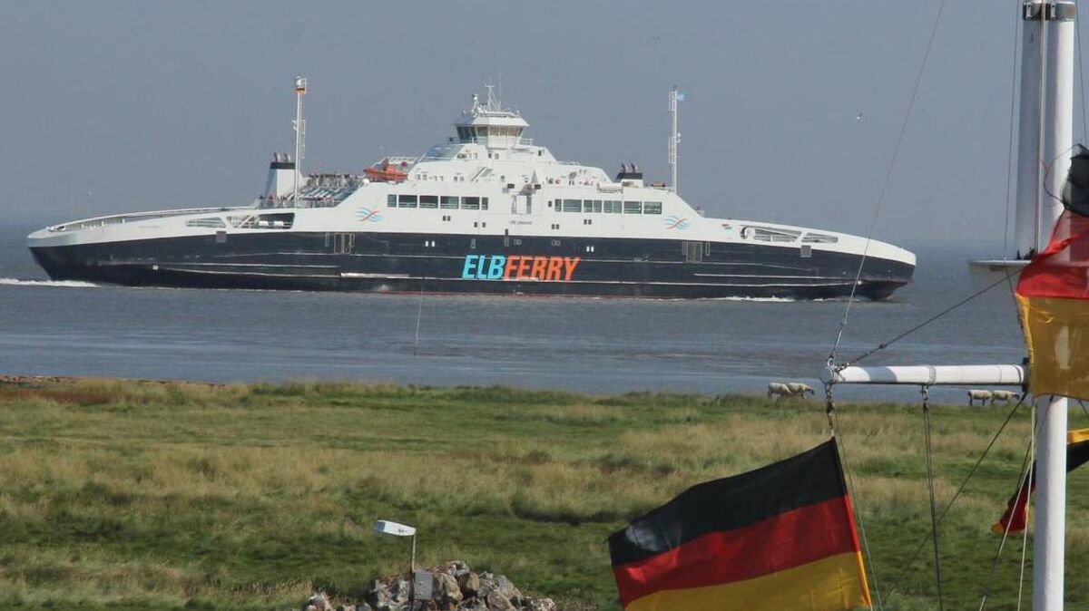 Noch passiert die "Greenferry I" zehnmal täglich den Fahnenmast am Altenbrucher Hafen. Mit Beginn des Winterfahrplans werden es nur noch achtmal sein. Ab November entfällt die erste Abfahrt von Brunsbüttel und Cuxhaven.