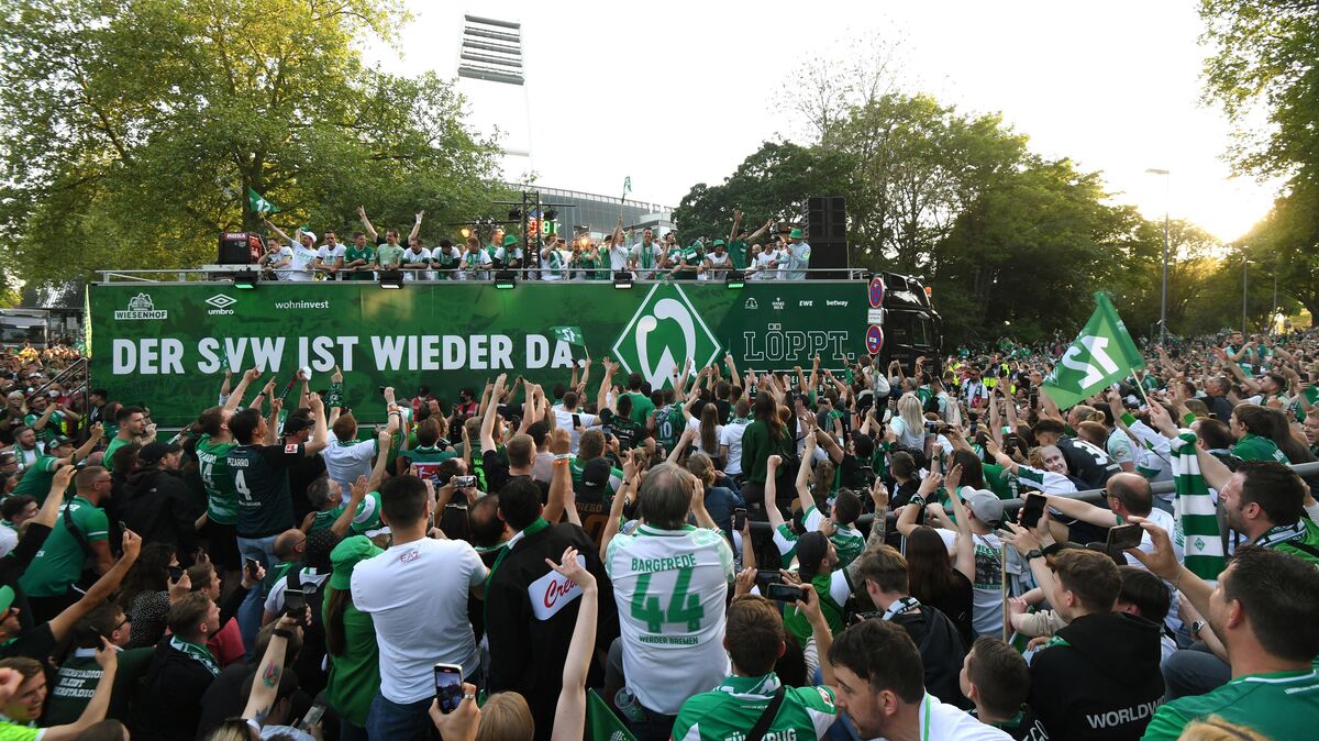 Das Team von Werder Bremen feiert auf einem Tieflader bei einem Autokorso mit den Fans den Aufstieg. Foto: Carmen Jaspersen/dpa