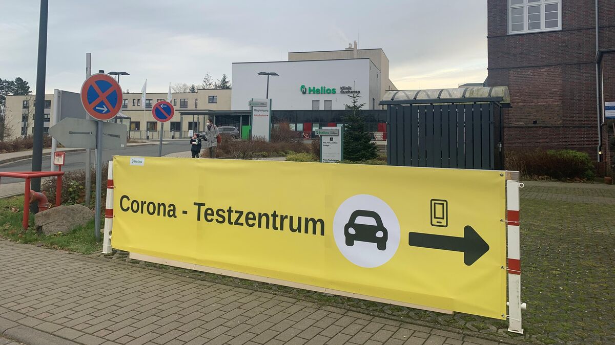 Wer mit dem Auto zum Testen kommt, orientiert sich an der Beschilderung auf dem Helios-Gelände. Foto: Recht