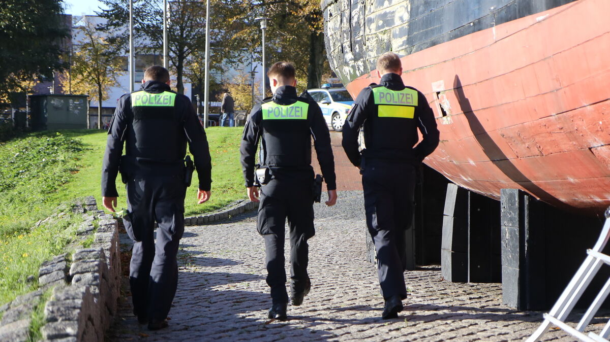 Drei Polizeibeamte waren am Montatgvormittag mit der Suche nach der Tatwaffe beschäftigt. Foto: Lütt