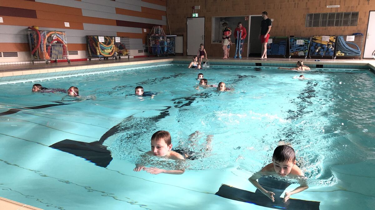Einweihung der grundsanierten Halle im vergangenen Jahr: Hier lernen die Kinder das Schwimmen. Foto: Reese-Winne