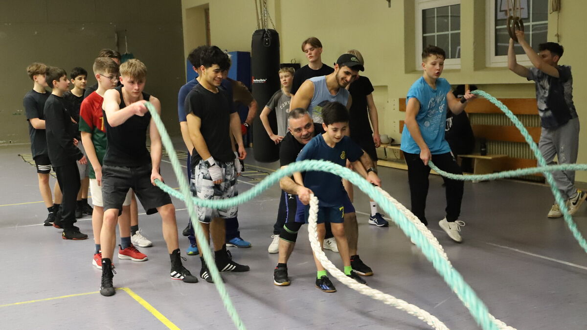 Die Seile tanzen. Übungen zur Bewegungskoordination sind beim Box-Training unverzichtbar. Foto: Witthohn