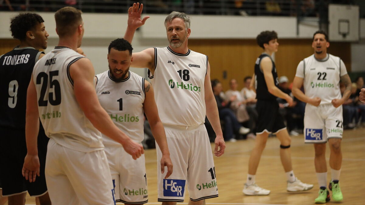 Oliver Lüders (Nr. 18) hat in seiner langen Basketballlaufbahn schon viel erlebt. Im letzten Saisonspiel der BasCats bekam der 46-Jährige viel Einsatzzeit und dankte es mit einer starken Leistung. Foto: Unruh