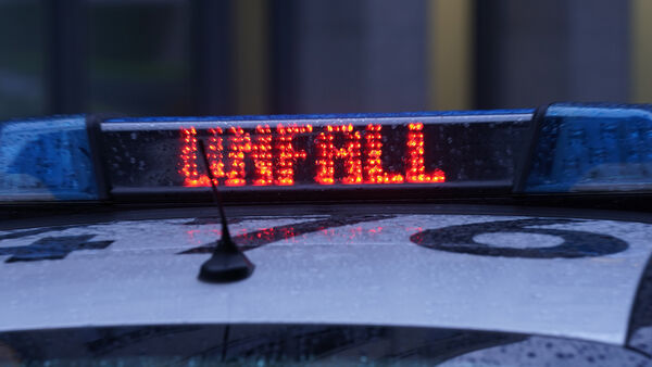 Unfall auf der B73 in der Wingst: Drei Fahrzeuge beschädigt - mehrere Verletzte