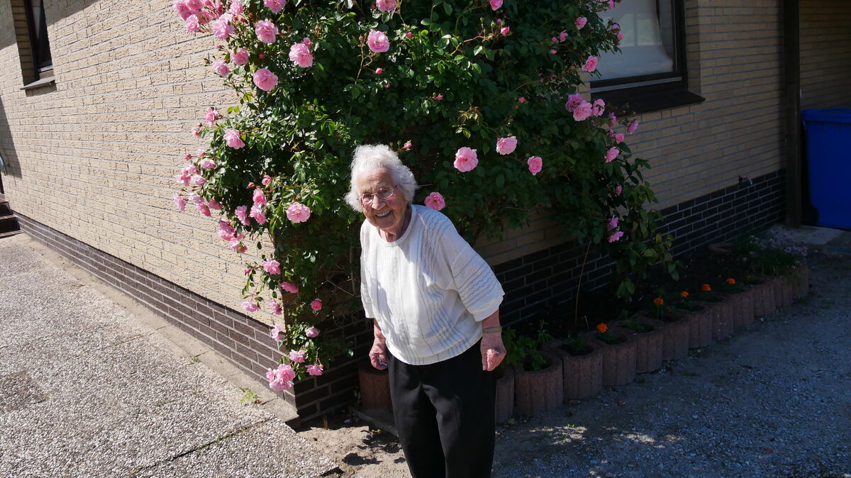 Große Freude hat Ursula Rückleben an der Pflanzenwelt ringsherum um ihr Haus. Die vielen Blumen pflegt sie liebevoll selbst. Foto: Lange