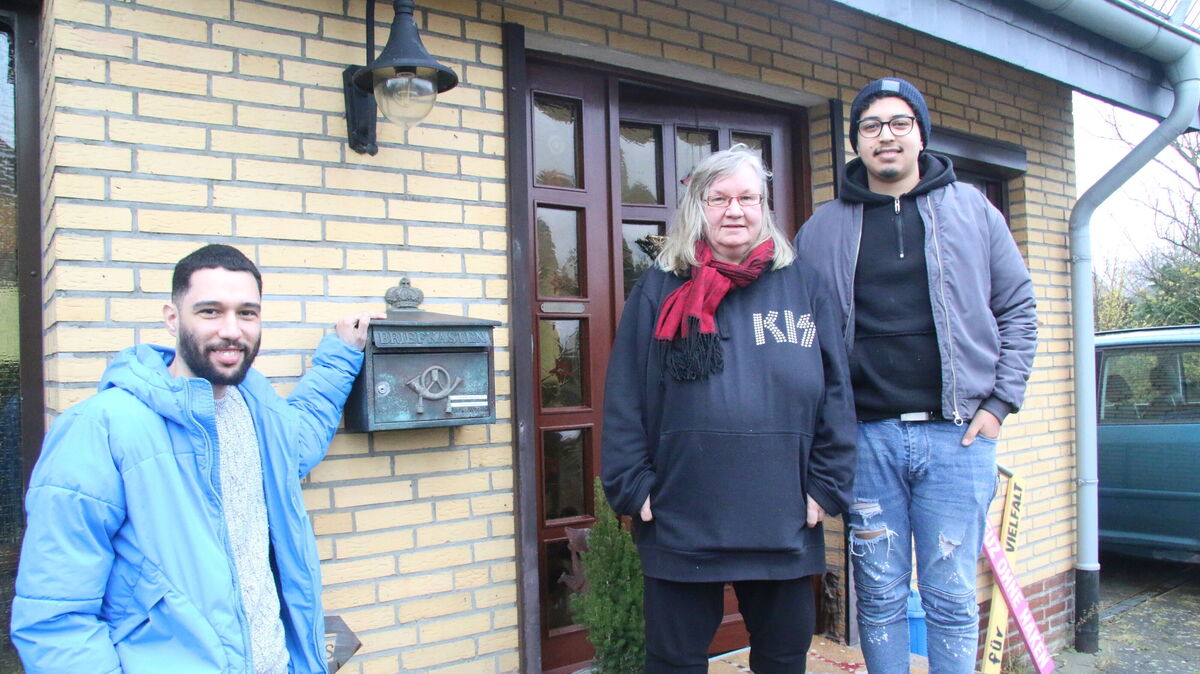 Gemeinsamer Briefkasten, geteiltes Leben: Die Wohngemeinschaft mit Ayoub El Hanoone, Jutta Güntchen und Hassan Bengina vor ihrem Zuhause in Cuxhaven-Altenwalde. Foto: Potschka