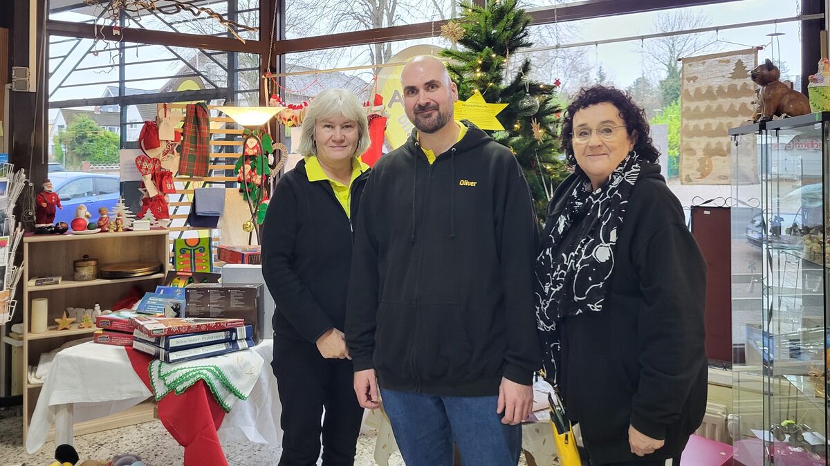 Rita Mielke, Oliver Harms, Sonja Grahmann helfen ehrenamtlich im Secondhand-Kaufhaus vom OHA. Hinter ihnen ist der Baum für die Weihnachtsaktion. Alle Wunschzettel wurden bereits mitgenommen. Foto: Märthe Werder