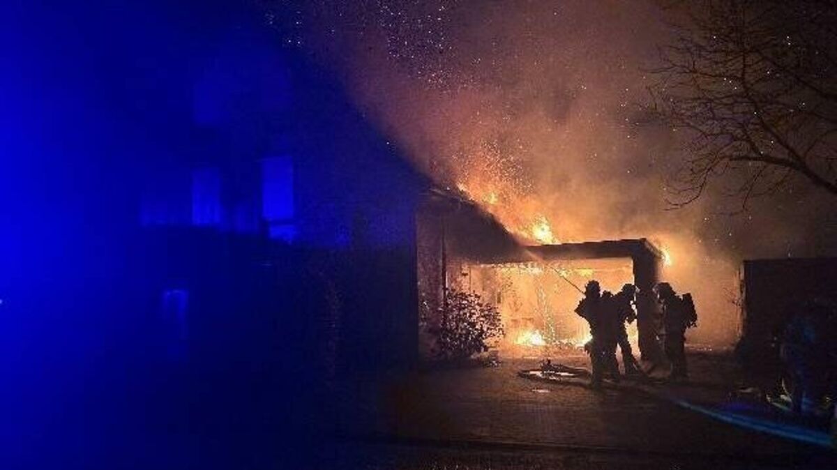 Im Ziegelkamp in Stade geriet der rückwärtige Bereich eines Carports aus derzeit noch ungeklärten Gründen in Brand. Foto: Polizei