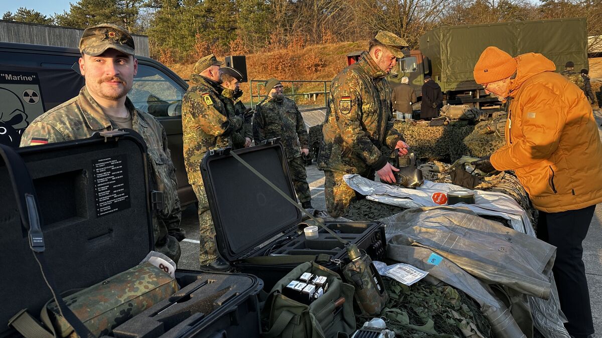 Wie ABC-Kampfstoffe detektiert (erkannt) werden und wie im Ernstfall die Dekontamination erfolgt, konnten sich die Gäste hier erklären lassen. Fotos: Reese-Winne