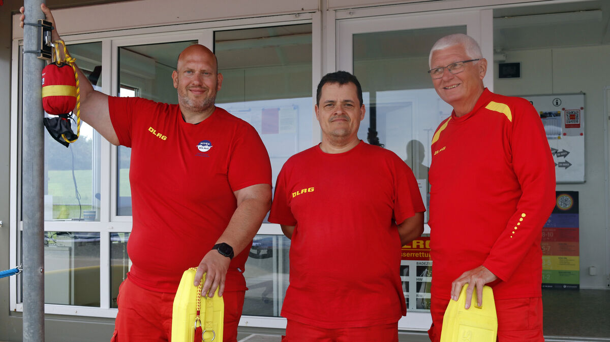 Dennis Wendt, Magnus Kopp und Harald Nülle (r., Wachführer) sind beim Dienst auf der Rettungsstation Grimmershörn ständig gefordert. Aus Sicht der drei Wasserretter ist die Bucht dennoch ein Einsatzbereich, den sie gegen keinen anderen Standort tauschen möchten. Foto: Koppe