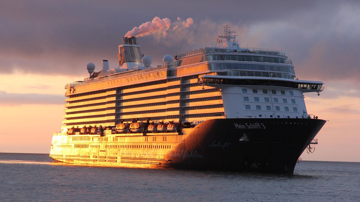 Die "Mein Schiff 3" kommt am Steubenhöft in Cuxhaven an. Foto: Sassen