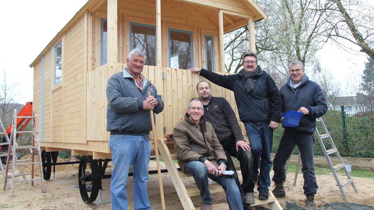 Vorsitzender des Lions Clubs Land Hadeln, Manfred Junge (2. v. r.), freute sich mit den "Lions"-Mitgliedern (v. l.) Hans-Jürgen Hartmann, Lothar Wichern und Hartmut Ahlf (re.) sowie dem Leiter des DRK-Kindergartens, Ole Dieckmann (Mitte), über den neuen Zirkuswagen. Foto: Grewe