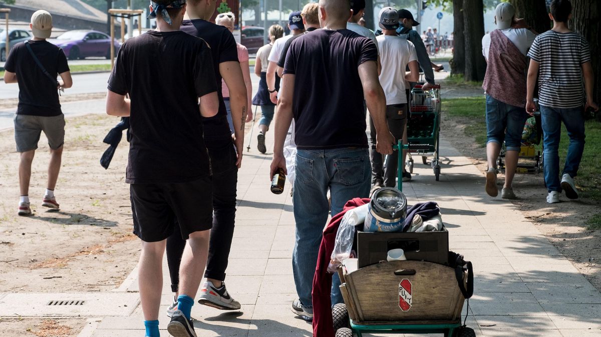 Vor allem junge Leute nutzen den Vatertag, um mit Freunden - und Bollerwagen - durch die Straßen zu ziehen. Symbolfoto: Peter Steffen/dpa
