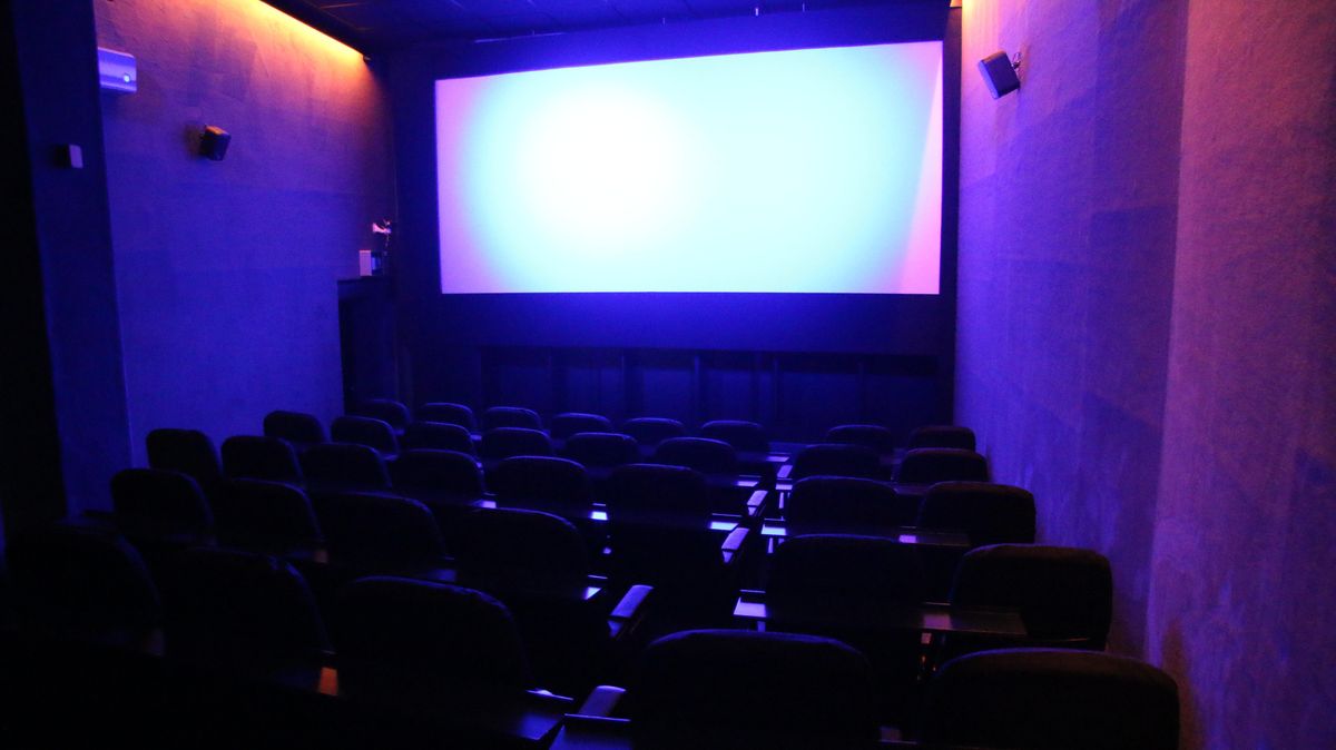 Aus Alt mach Neu: Jens Kaspar (kl. Bild) packte selbst ordentlich mit an, als das Bali-Kino 3 entkernt wurde. Nach der Sanierung verfügt der Saal über 45 Plätze. Neun davon stehen auf einem kleinen Podest und gehören jetzt zur Loge. Eine neue LED-Technik taucht das Kino in dezentes Licht. Foto: Potschka