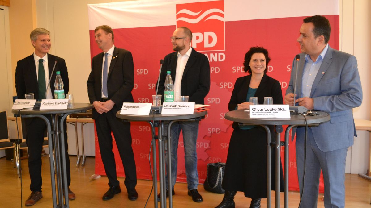 Gute Laune trotz ernstem Thema: Die Teilnehmer der SPD-Debatte (von links) Dr. Stephan Brune, Kai-Uwe Bielefeld, Philipp Kliem, Dr. Carola Reimann und Oliver Lottke. Foto: Hansen