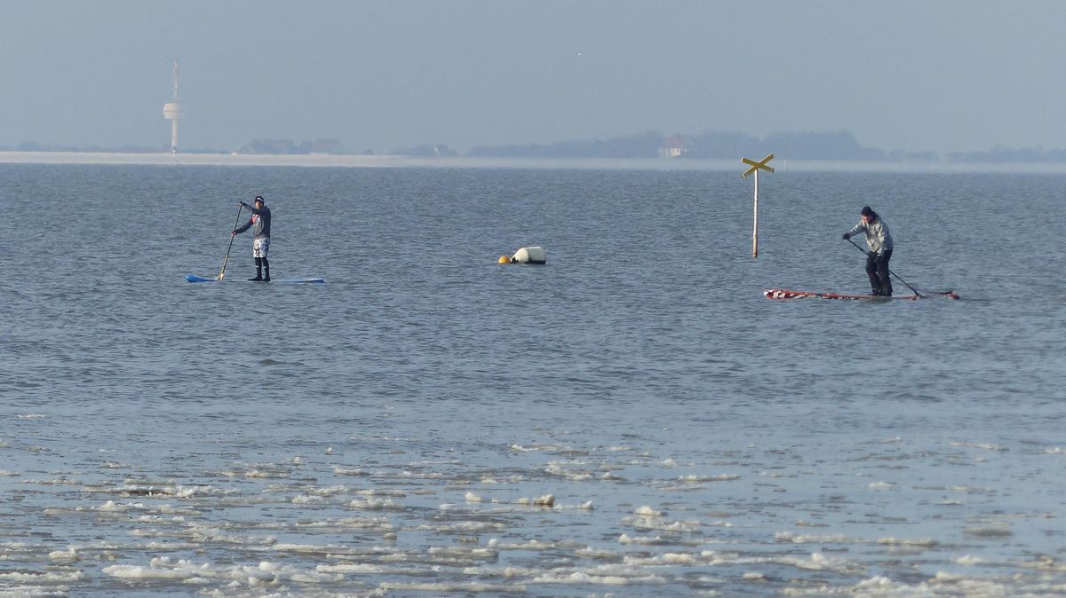 Schnee und Eis in Cuxhaven Trotzdem rauf aufs StandUpPaddleBoard