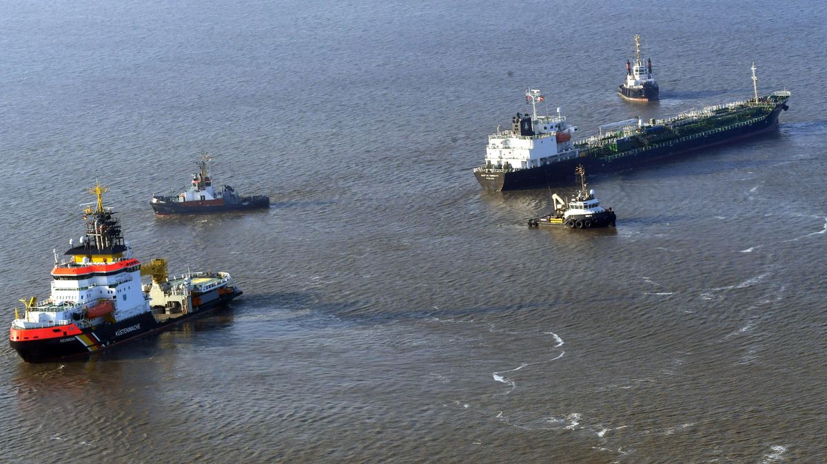 Der havarierte Tanker wird elbabwärts Richtung Cuxhaven geschleppt. Foto: Scheer