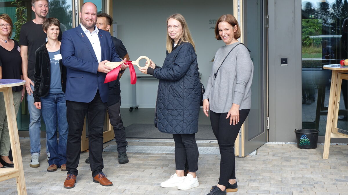 Den symbolischen Schlüssel übergaben (v.r.) die Architektinnen Kathrin Sievers und Cathrin Schultz an den Stiftungsratsvorsitzenden Hendrik Rehm. Foto: Grell