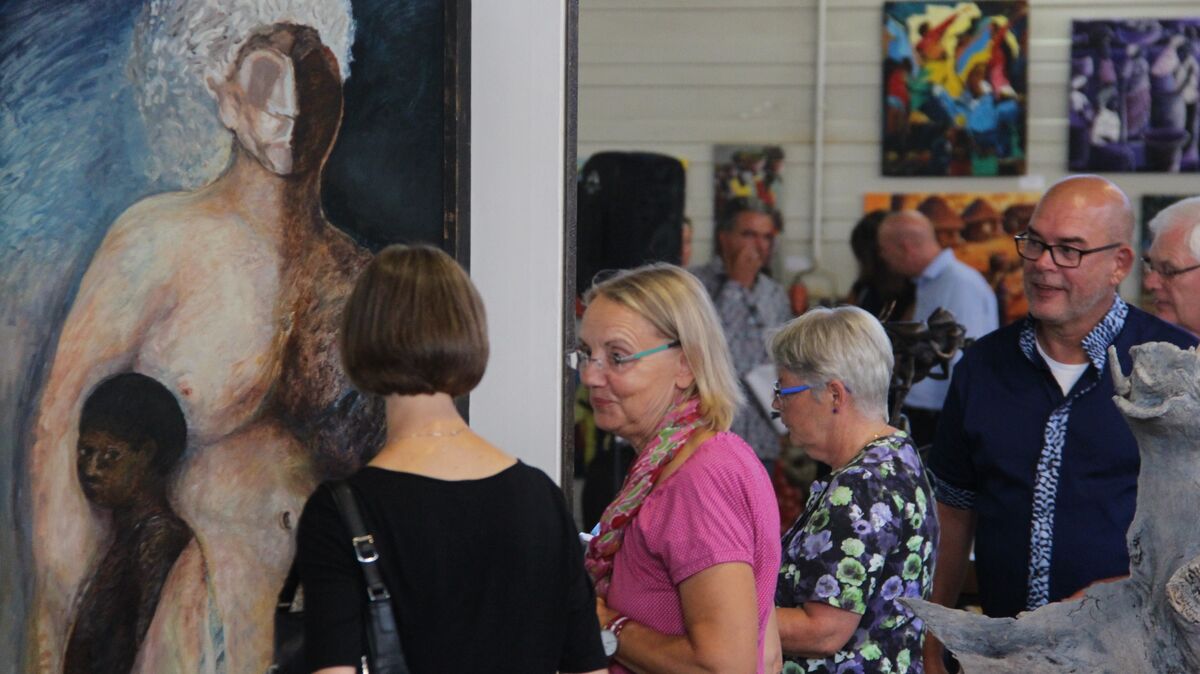 Die Re-Art-Ausstellungen in Ihlienworth - hier die von Samuel J. Fleiner kuratierte Kunstschau "Re-Art meets Africa" im Jahr 2018 - haben in den vergangenen knapp 20 Jahren viele Tausend Besucherinnen und Besucher angezogen. Jetzt steht die Reihe vor dem Aus. Foto: Mangels