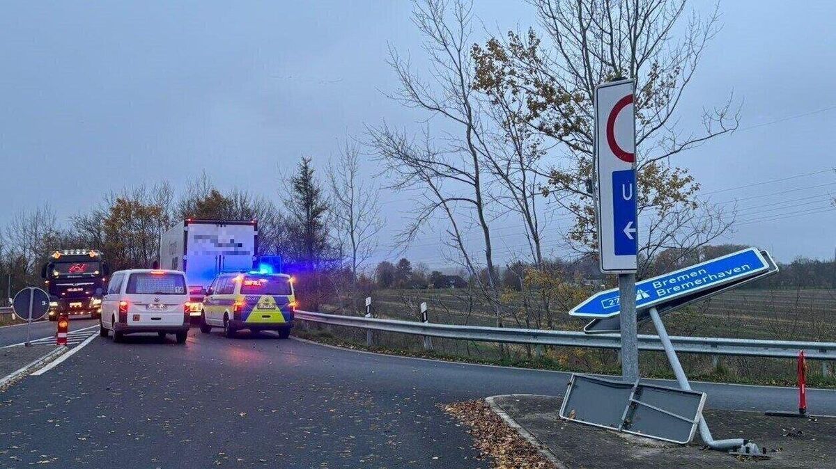 Der Sattelzug blieb an mehreren Schildern hängen und richtete erheblichen Schaden an. Foto: Polizei Cuxhaven