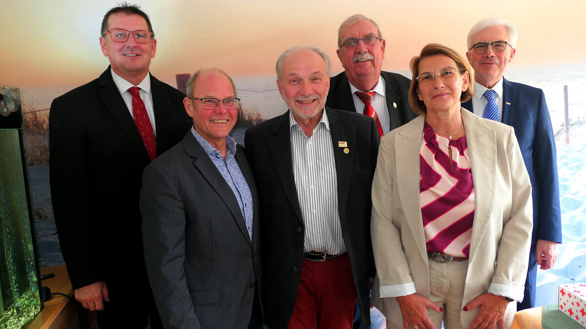 75 Jahre DRK Altenwalde: Das feiern (v.l.) Thomas Brunken (Bürgermeister der Stadt Cuxhaven), Pastor i. R. Achim Wolf, Werner Demuth (2. Vorsitzender DRK Altenwalde), Ernst-Wilhelm Hoffmann (stellvertretender Ortsbürgermeister Altenwalde), Kerstin Klowat (1. Vorsitzende DRK Altenwalde), Werner Otten (Präsident des Kreisverbandes Land Hadeln). Foto: Giesecke