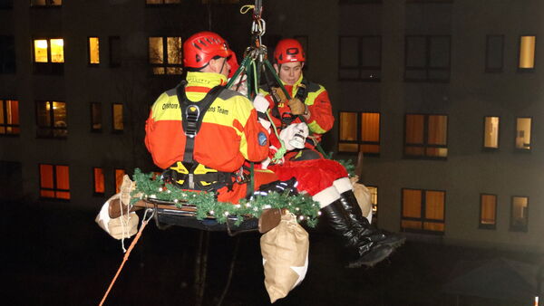 Spektakuläre Aktion in Cuxhaven: Höhenretter bugsieren Nikolaus auf die Kinderstation