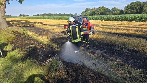 Feuerwehr löscht Getreidefeld bei Wanna: Brand auf über 2000 Quadratmetern