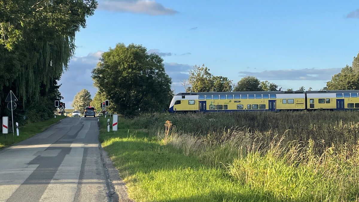 Die Züge sind noch im Gelb von Start Unterelbe unterwegs. Inzwischen betreibt DB Regio aber die Strecke zwischen Cuxhaven und Hamburg. Foto: Lütt