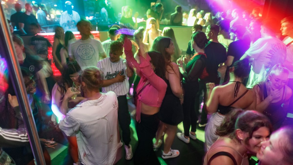 Das Oberverwaltungsgericht in Lüneburg hat die coronabedingte Schließung von Diskotheken, Clubs und Shisha-Bars ab einer Sieben-Tage-Inzidenz von mehr als 10 außer Vollzug gesetzt. Foto: Markus Scholz/dpa