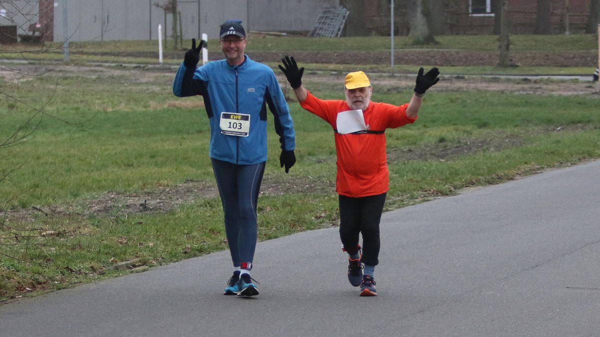 CN/NEZ-Sportredakteur Frank Lütt (l.) mit dem 84-jährigen Harald Kirchner auf der Zielgeraden beim Winterlauf in Oldendorf. Großes Tempo gab es da nicht mehr zu sehen. Lütt hatte dabei 45 Kilometer in den Beinen, Kirchner kam auf 30 Kilometer. Die beiden Sportler sind die letzten zwei Kilometer zusammen überwiegend gegangen. Fotos: Hargus